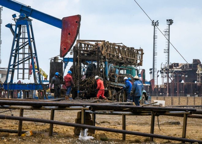 النفط يواصل مكاسبه الأسبوعية مرتفعا 1% مع استمرار التوتر في البحر الأحمر