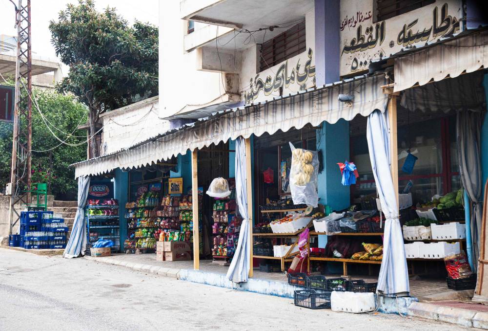 أكد السكان استمرارهم في العمل طالما القصف بعيد. "الفرنسية"