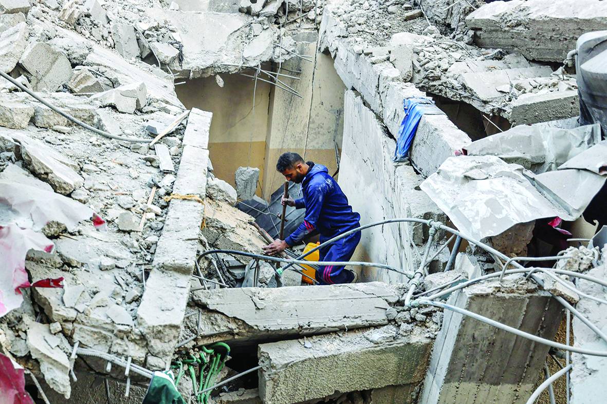 فلسطيني يتفقد منزله المدمر في رفح."الفرنسية"