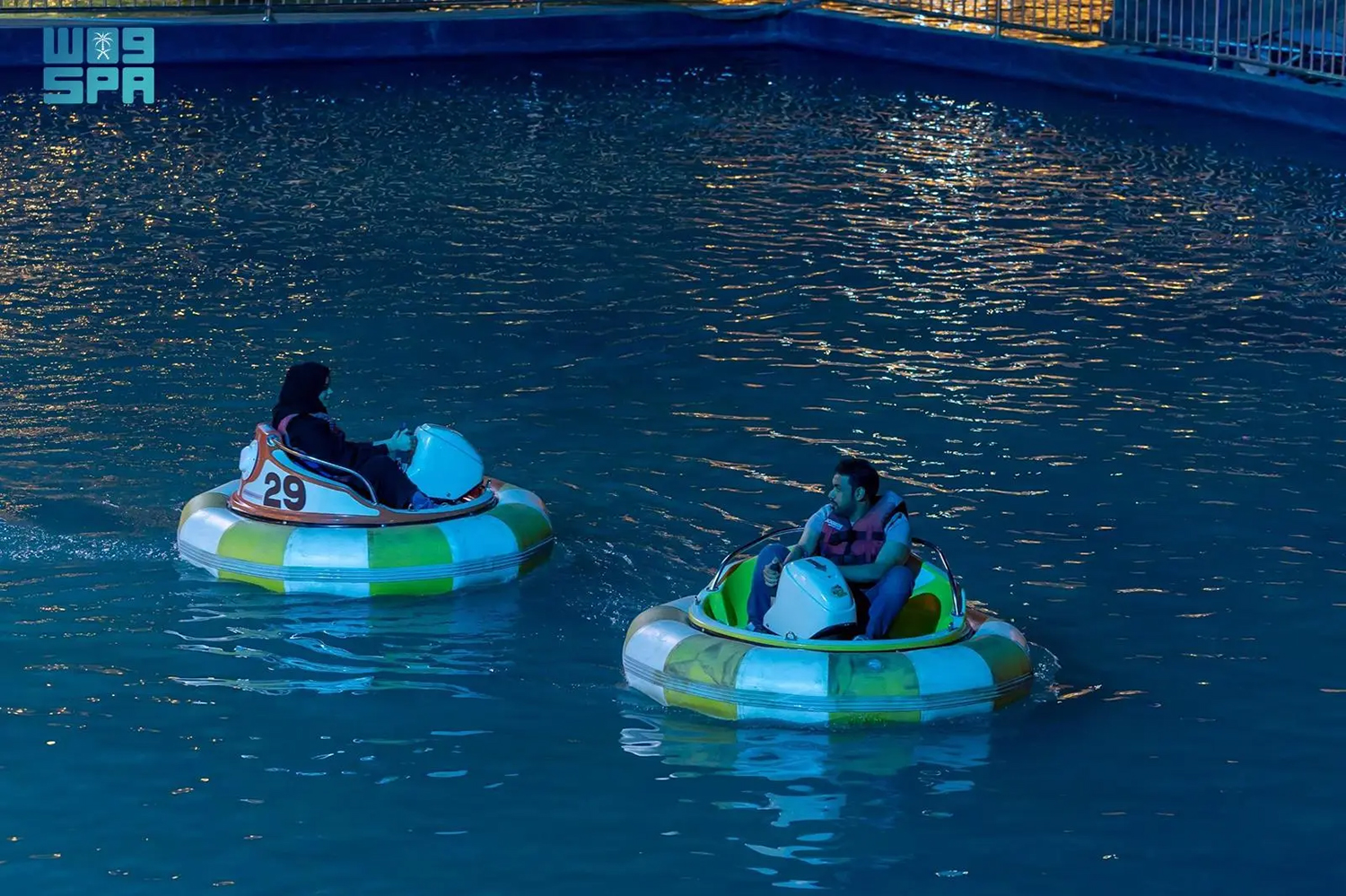 "بمبر بوتس".. مغامرة على متن قوارب التصادم المائية وسط بحيرة بوليفارد وورلد