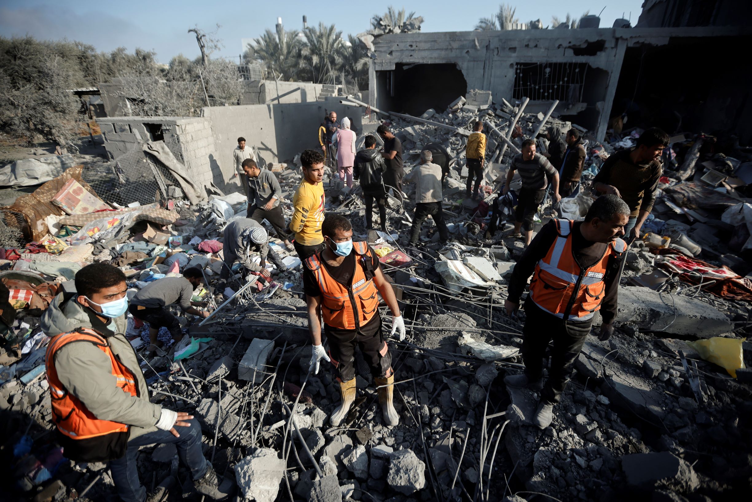 بعد عام كله معاناة .. سكان غزة يأملون أن يجلب العام الجديد السلام