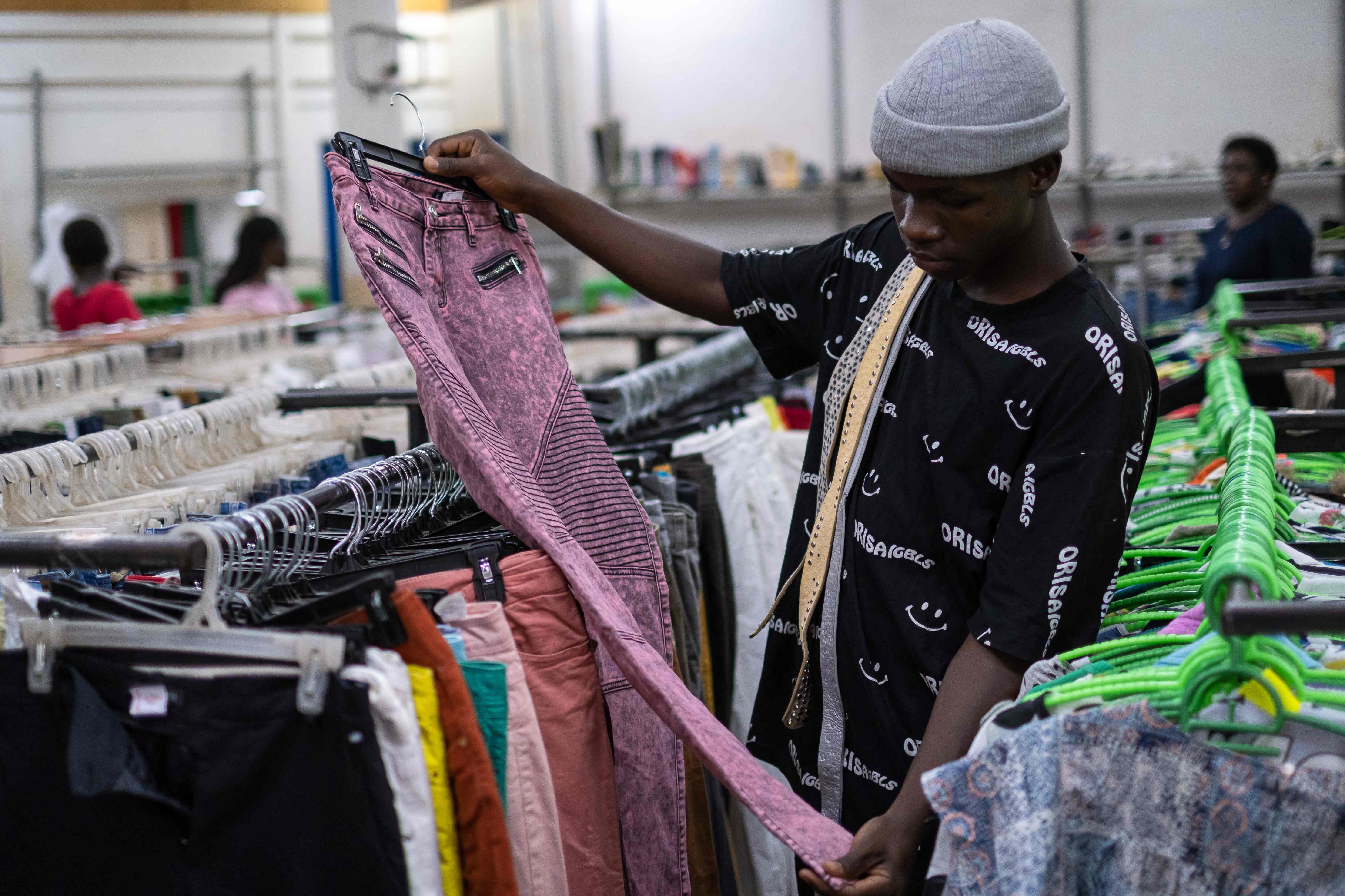 أوغندا تمنع بيع الملابس المستعملة بحجة إنها ملابس الموتى البيض