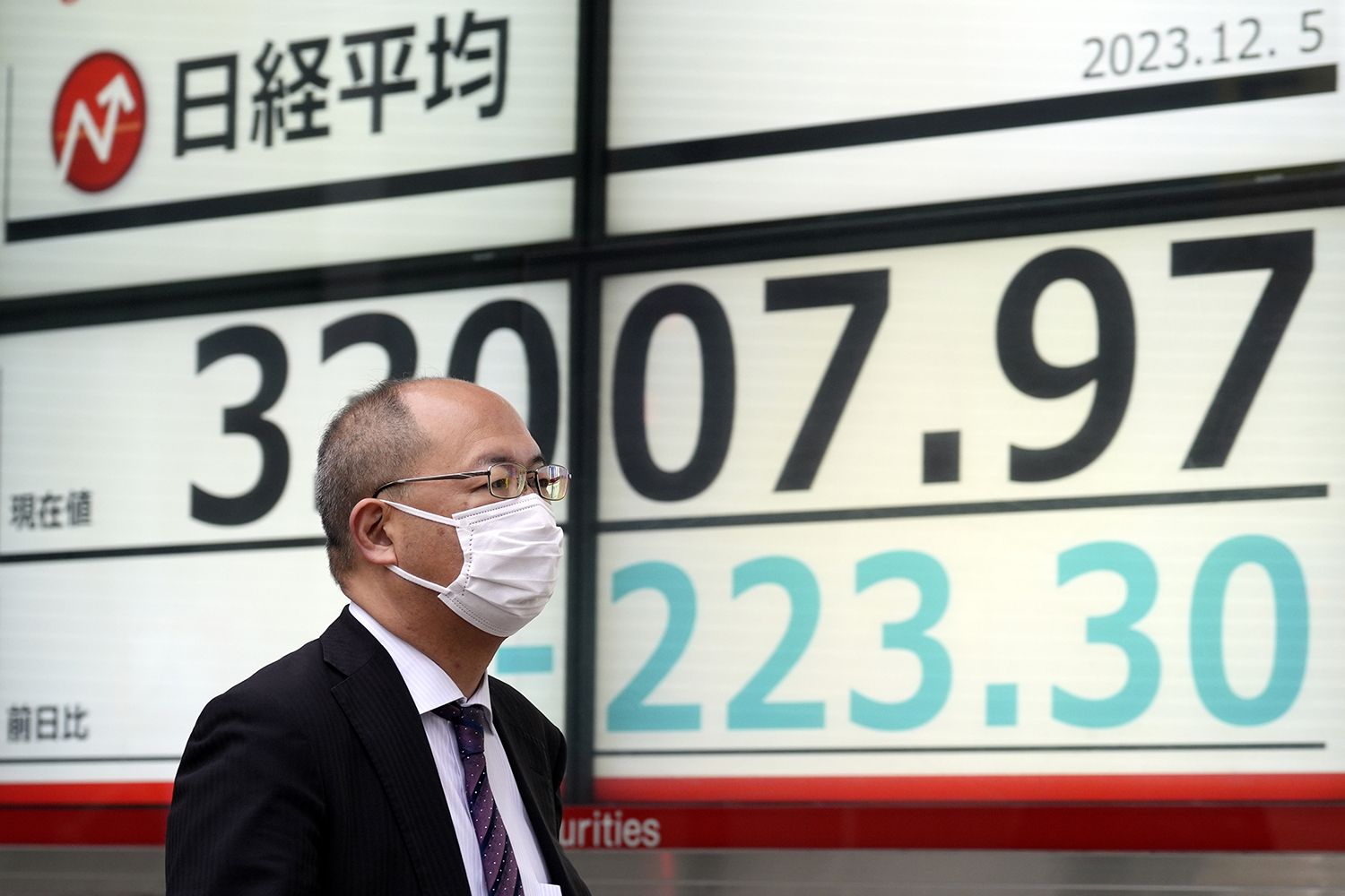 نيكاي يسجل أكبر خسارة يومية في 6 أسابيع .. انخفاض أسهم شركات الرقائق