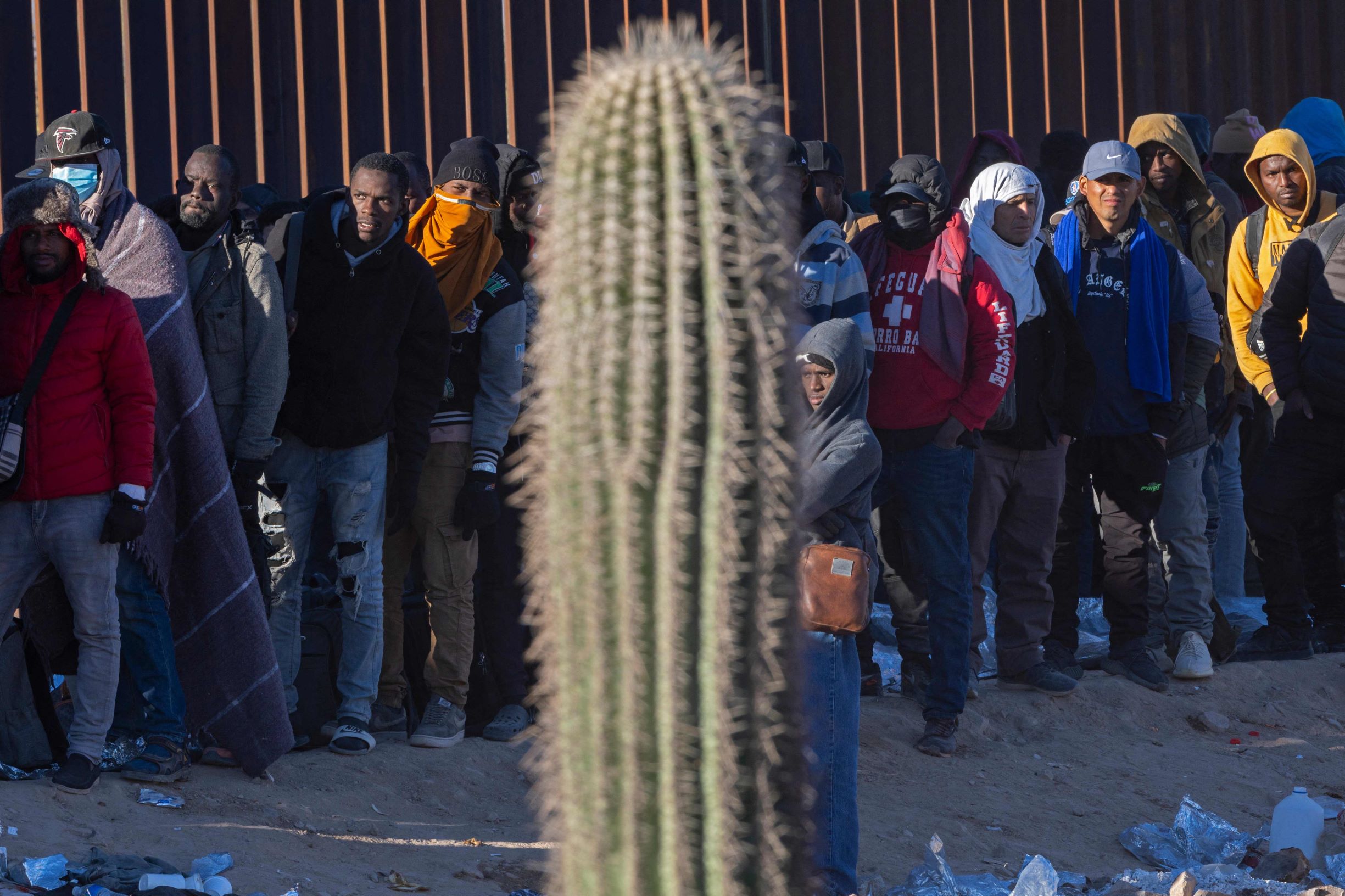 طوابير طويلة للمهاجرين بمحاذاة الجدار بين أمريكا والمكسيك