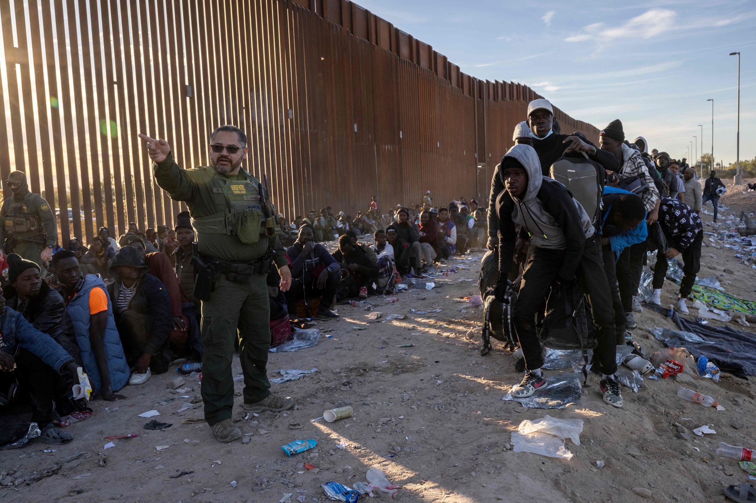 طوابير طويلة للمهاجرين بمحاذاة الجدار بين أمريكا والمكسيك