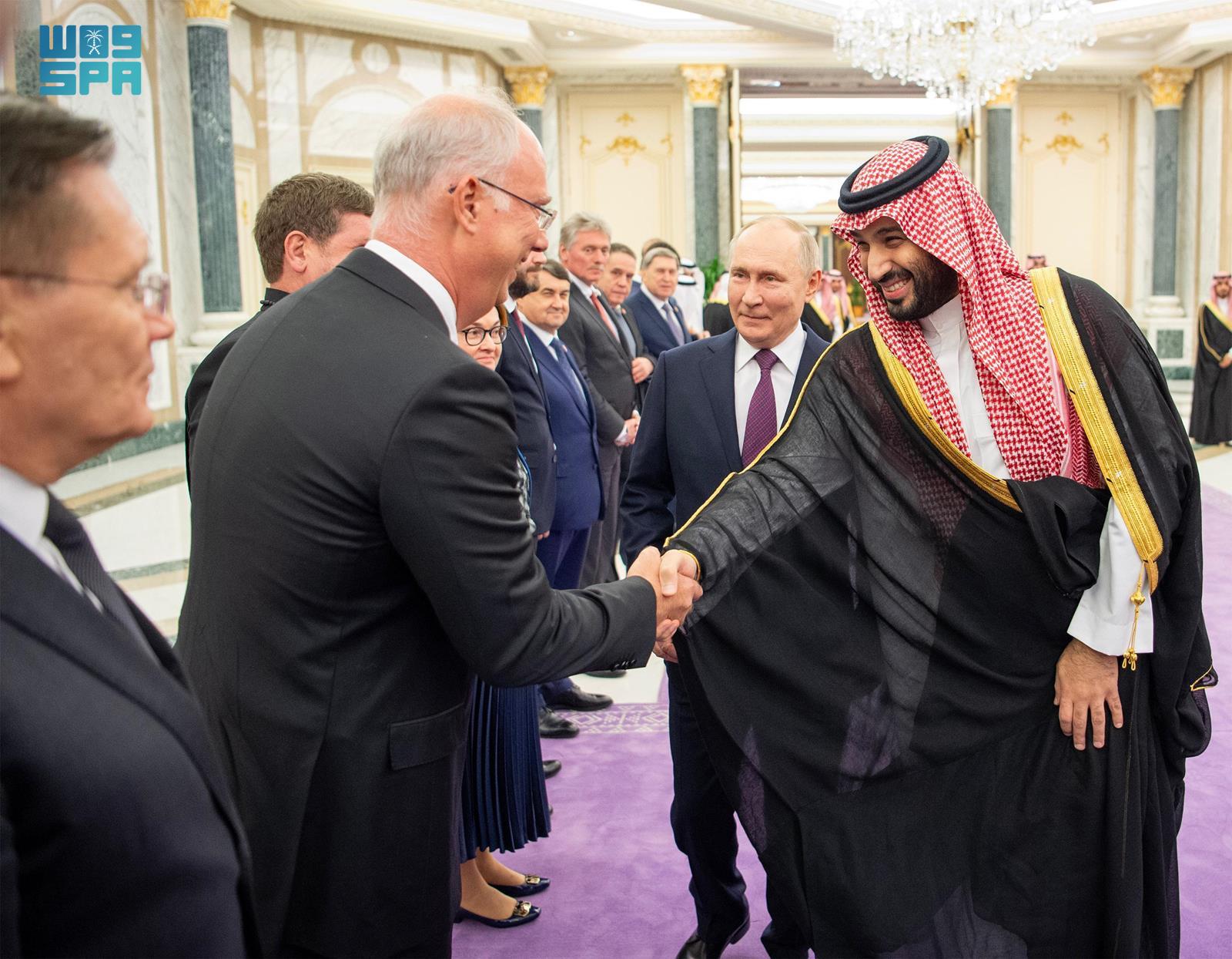 ولي العهد يستقبل الرئيس الروسي ويعقدان اجتماعا في قصر اليمامة بالرياض