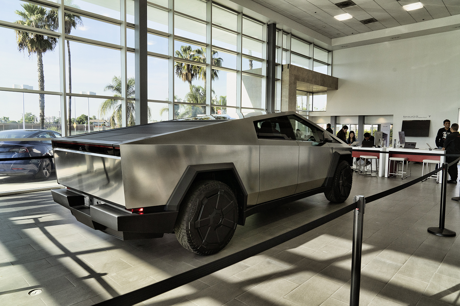 تسلا تسلم شاحنتها المنتظرة بأسعار تفوق كل التوقعات .. أعلى فئة بـ 100 ألف دولار