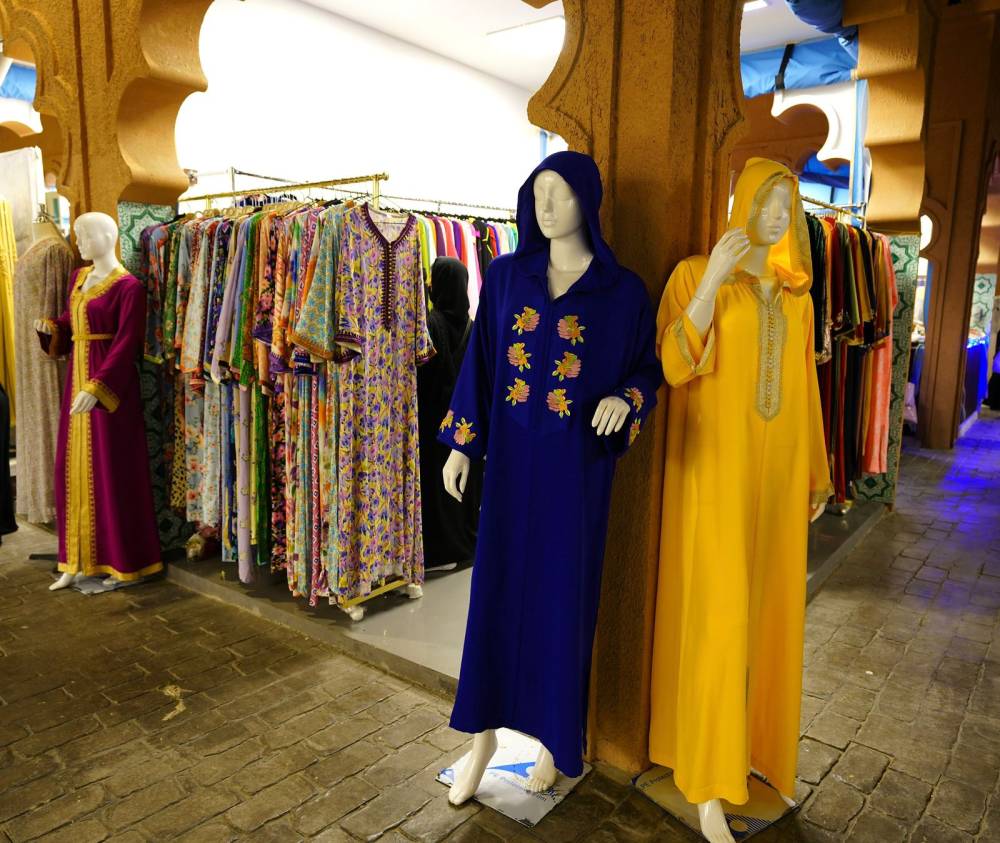 تستقبل القفاطين زوار المنطقة في كثير من المتاجر