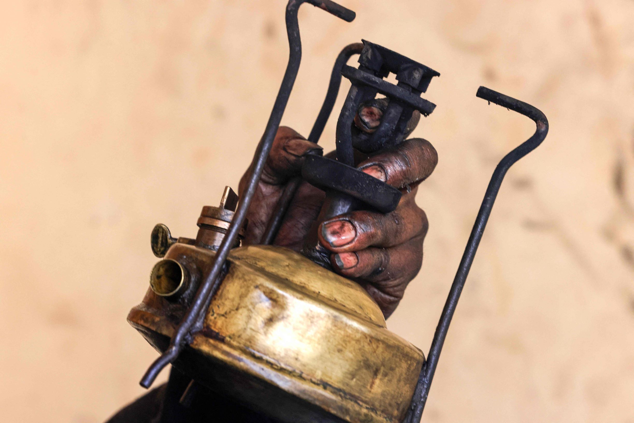 مواقد الكيروسين بدائل رخيصة للطهي والتدفئة في غزة