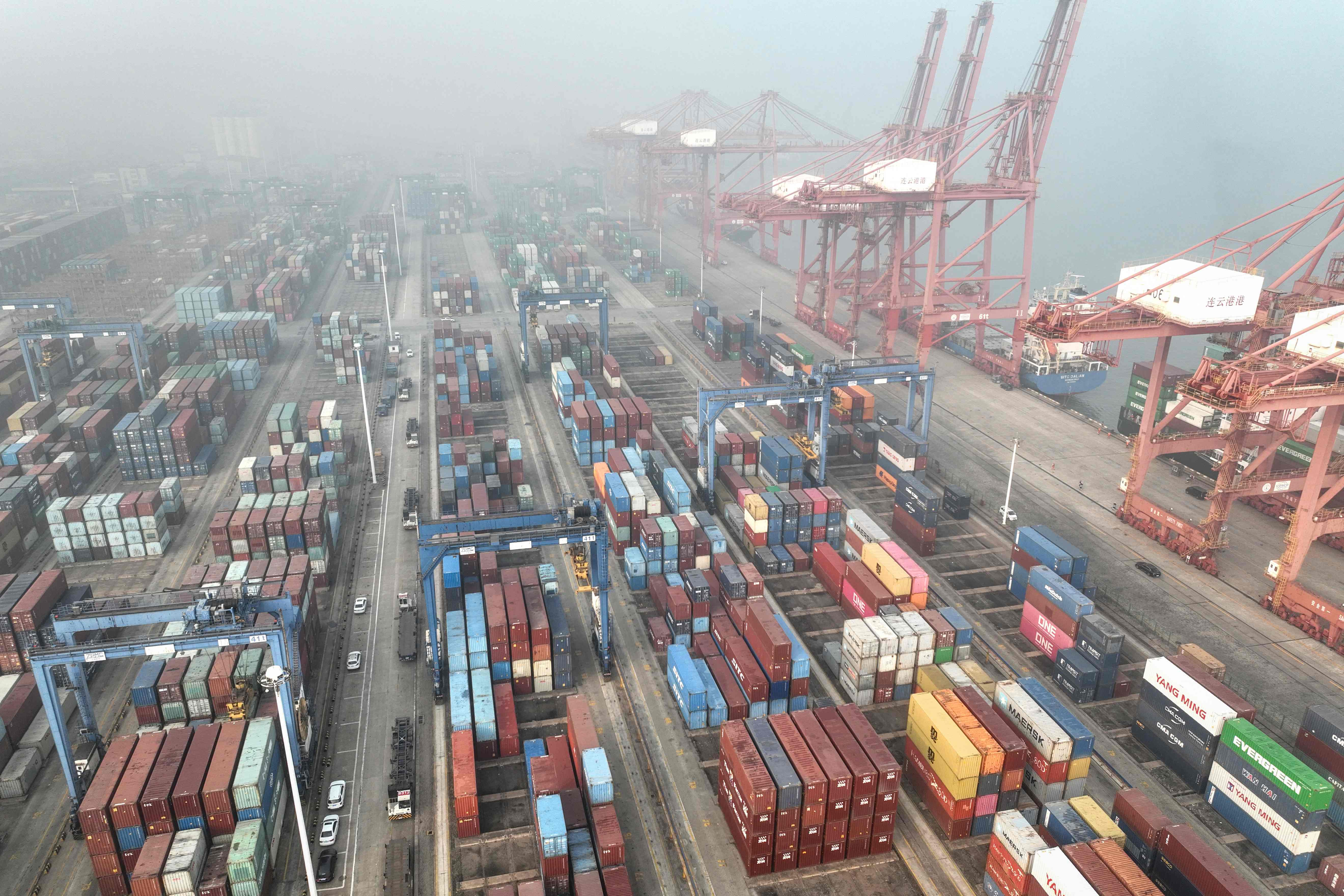 أسعار شحن الحاويات تقفز بسبب اضطرابات البحر الأحمر