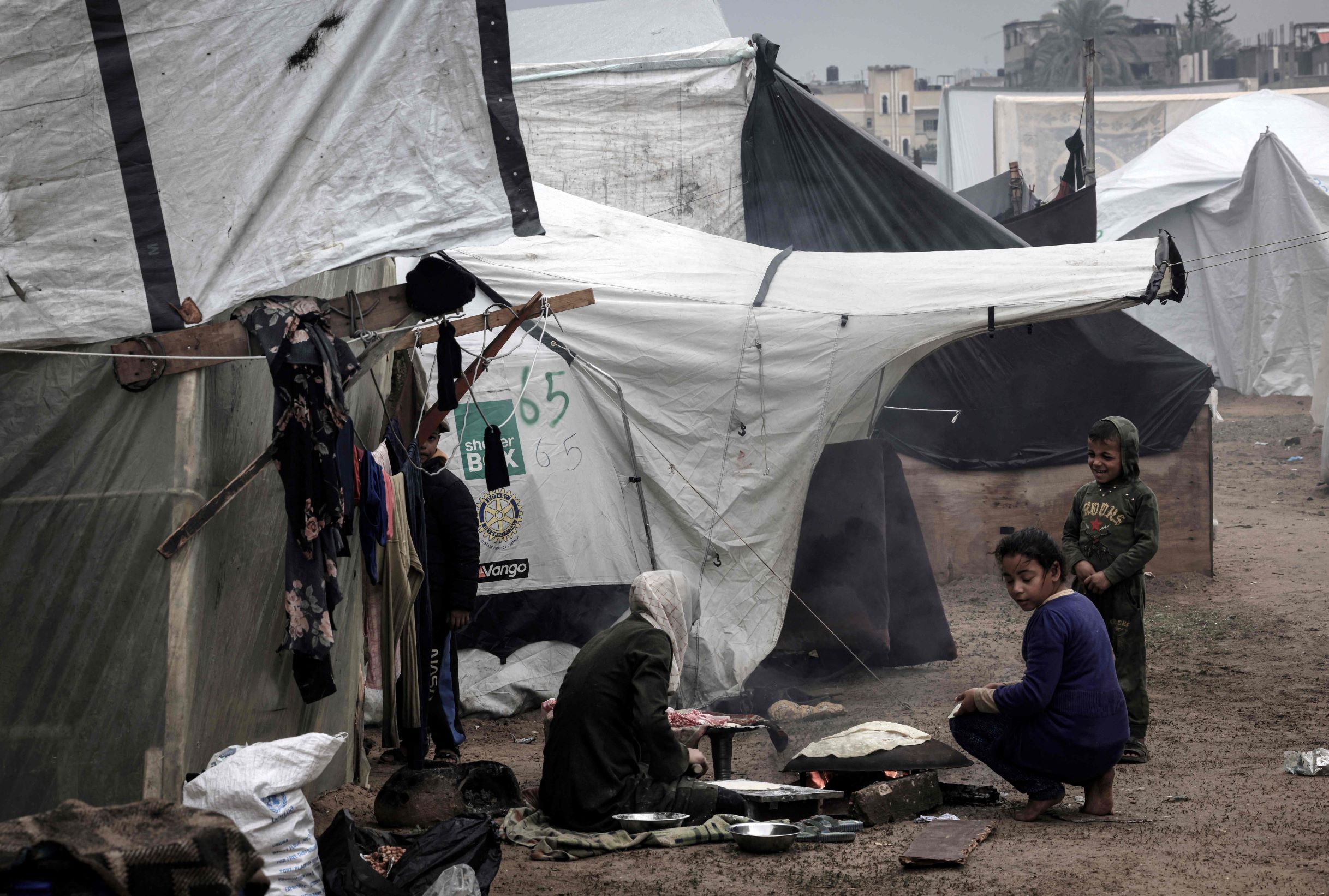 سكان غزة بين نار القصف وبرودة الجو .. المعاناة لا تتوقف