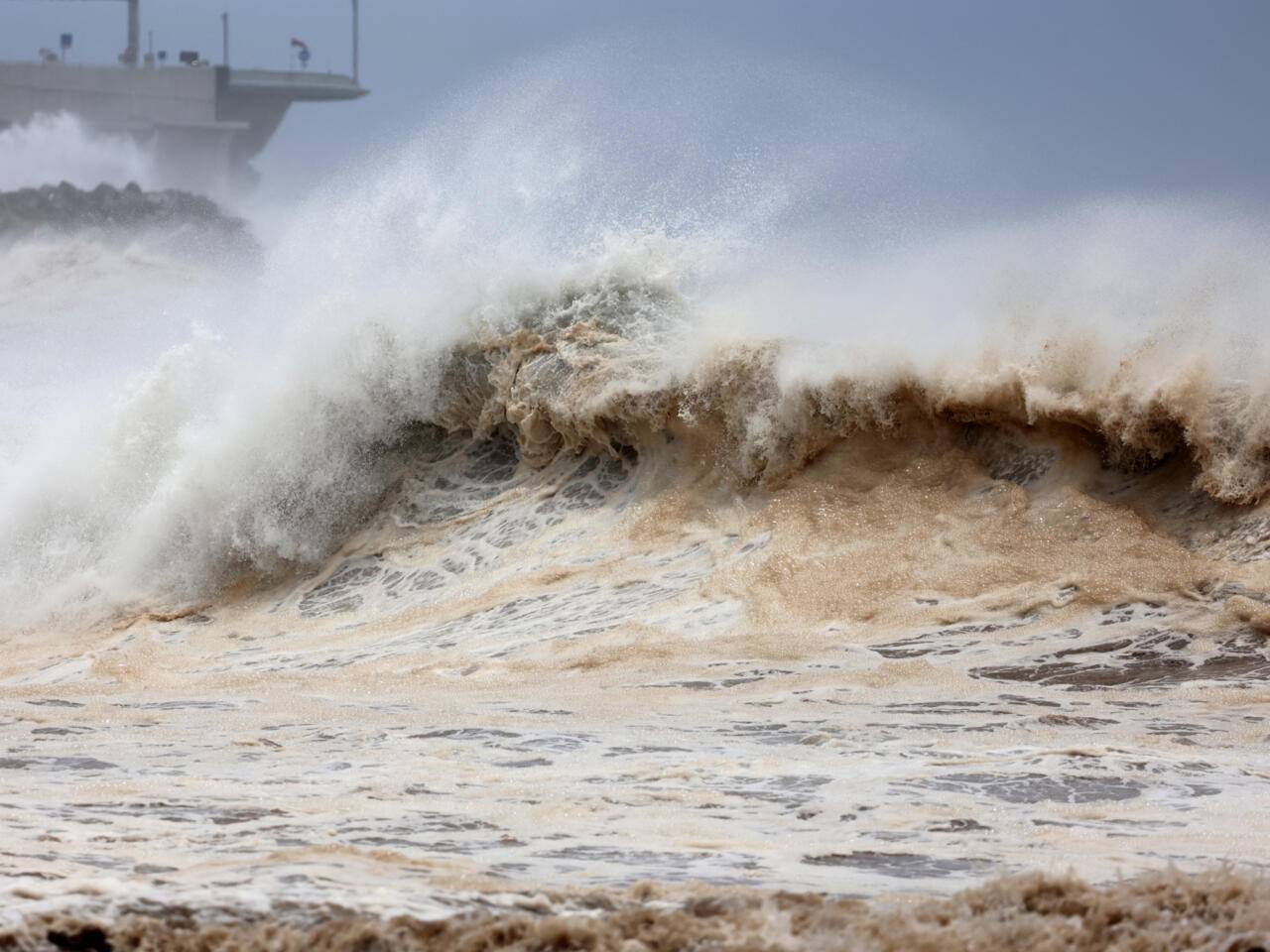 "بلال" .. إعصار يسبب أضرارا أقل دمار من المتوقع