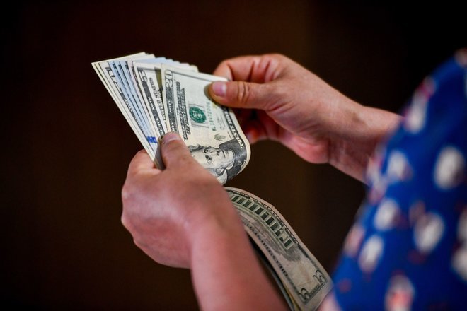 الدولار يتجه لتحقيق مكاسب للأسبوع الثاني مع تراجع توقعات خفض الفائدة 