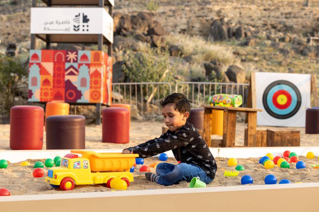 خاصرة عين زبيدة .. مناطق ترفيهية ومواد إثرائية