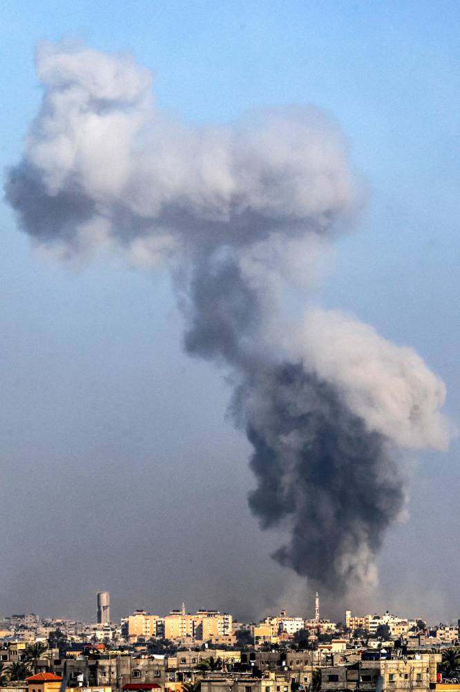 الاحتلال يكثف غاراته على مخيمات البريج والنصيرات والمغازي وسط قطاع غزة