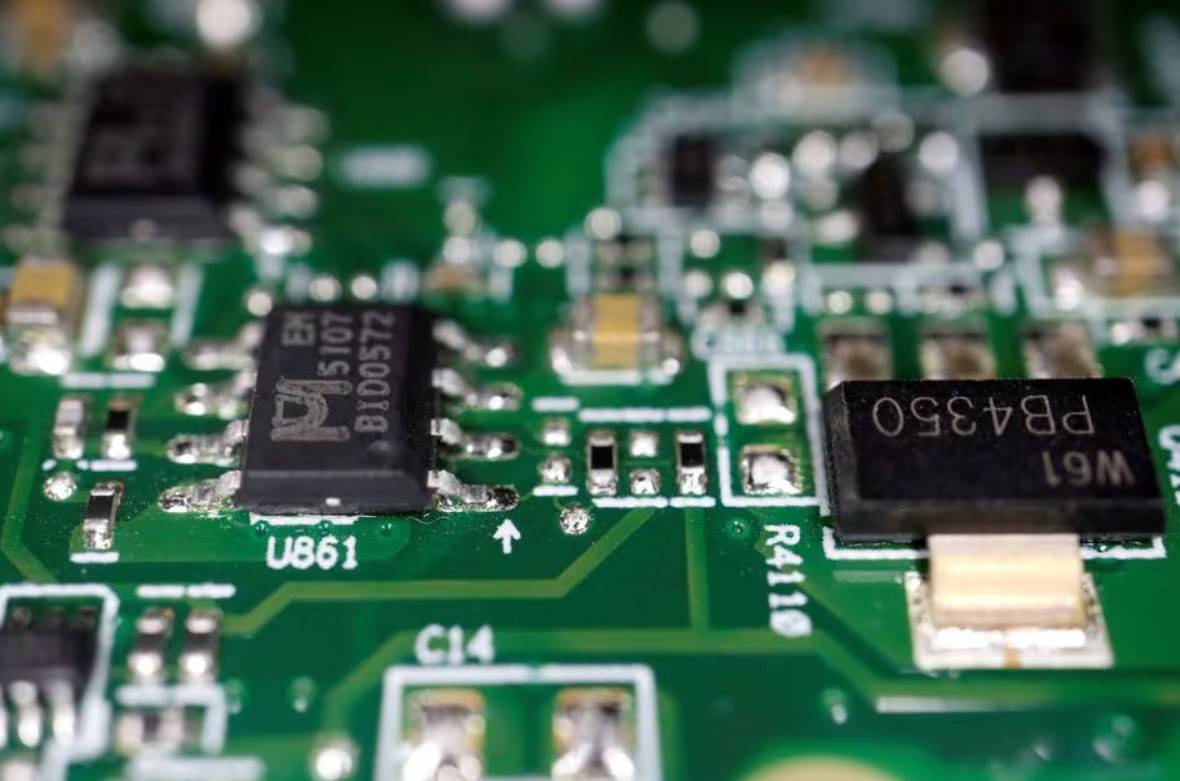 تظهر رقائق أشباه الموصلات على لوحة دوائر مطبوعة في هذه الصورة التوضيحية التي تم التقاطها في 17 فبراير 2023. "رويترز"