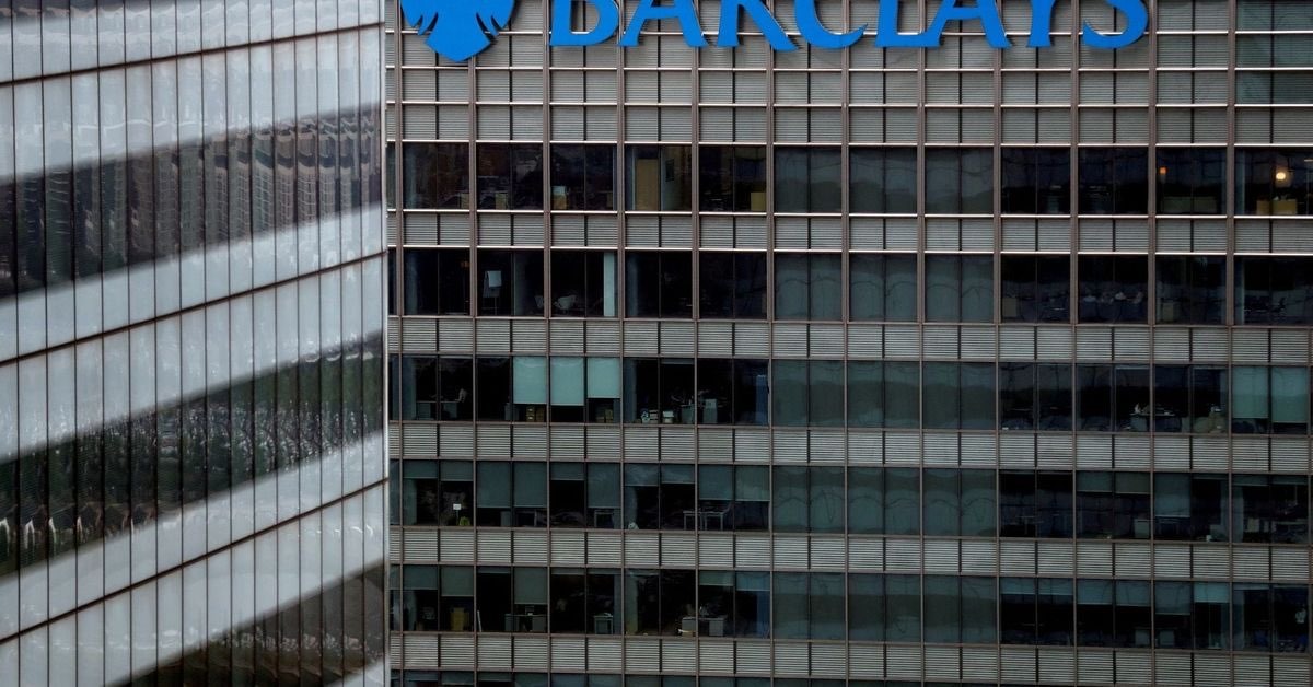 نائب رئيس بنك باركليز يرفع دعوى قضائية ويطالب بتعويض قدره 290 ألف دولار بدعوى التمييز