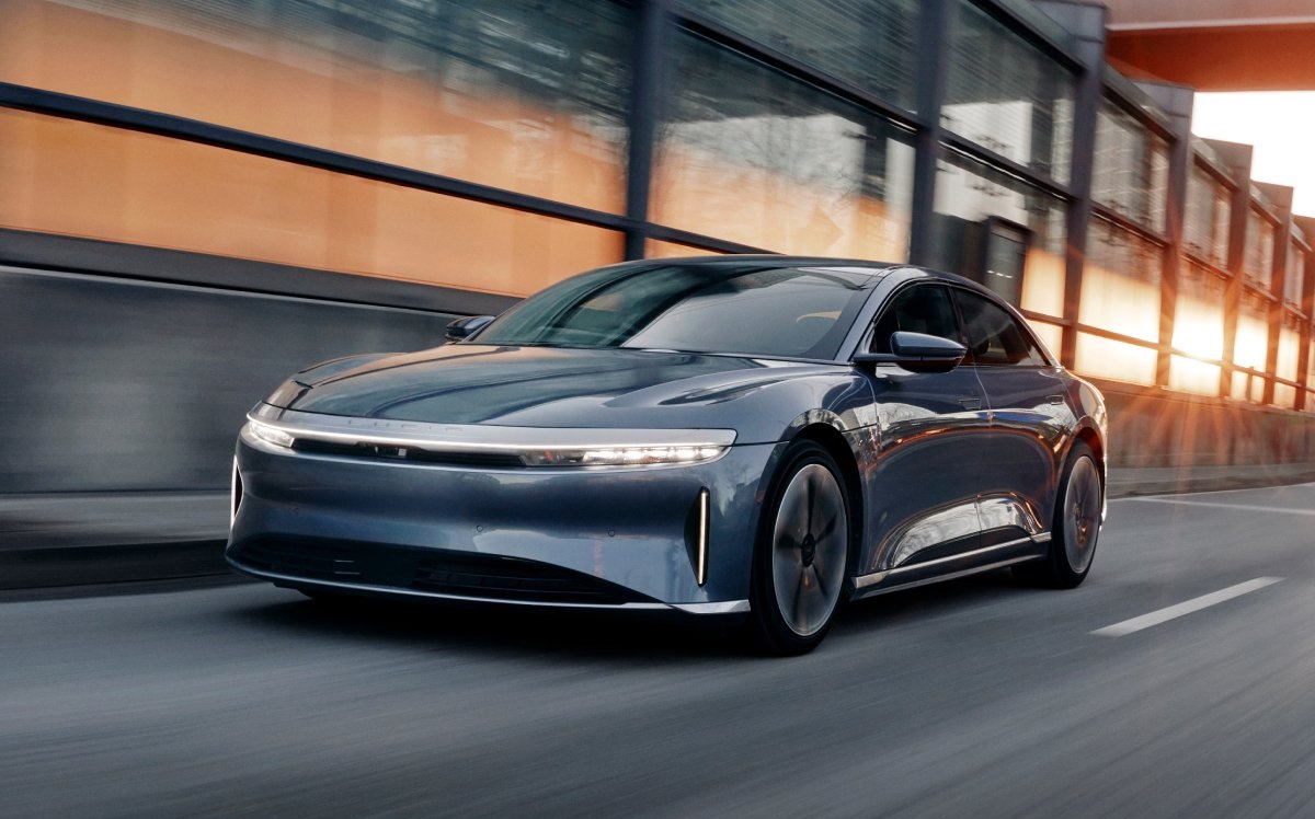 تبدأ سعر سيارة Lucid Air Pure بنظام الدفع الخلفي من 299 ألف ريال. المصدر: حساب لوسد عبر منصة x