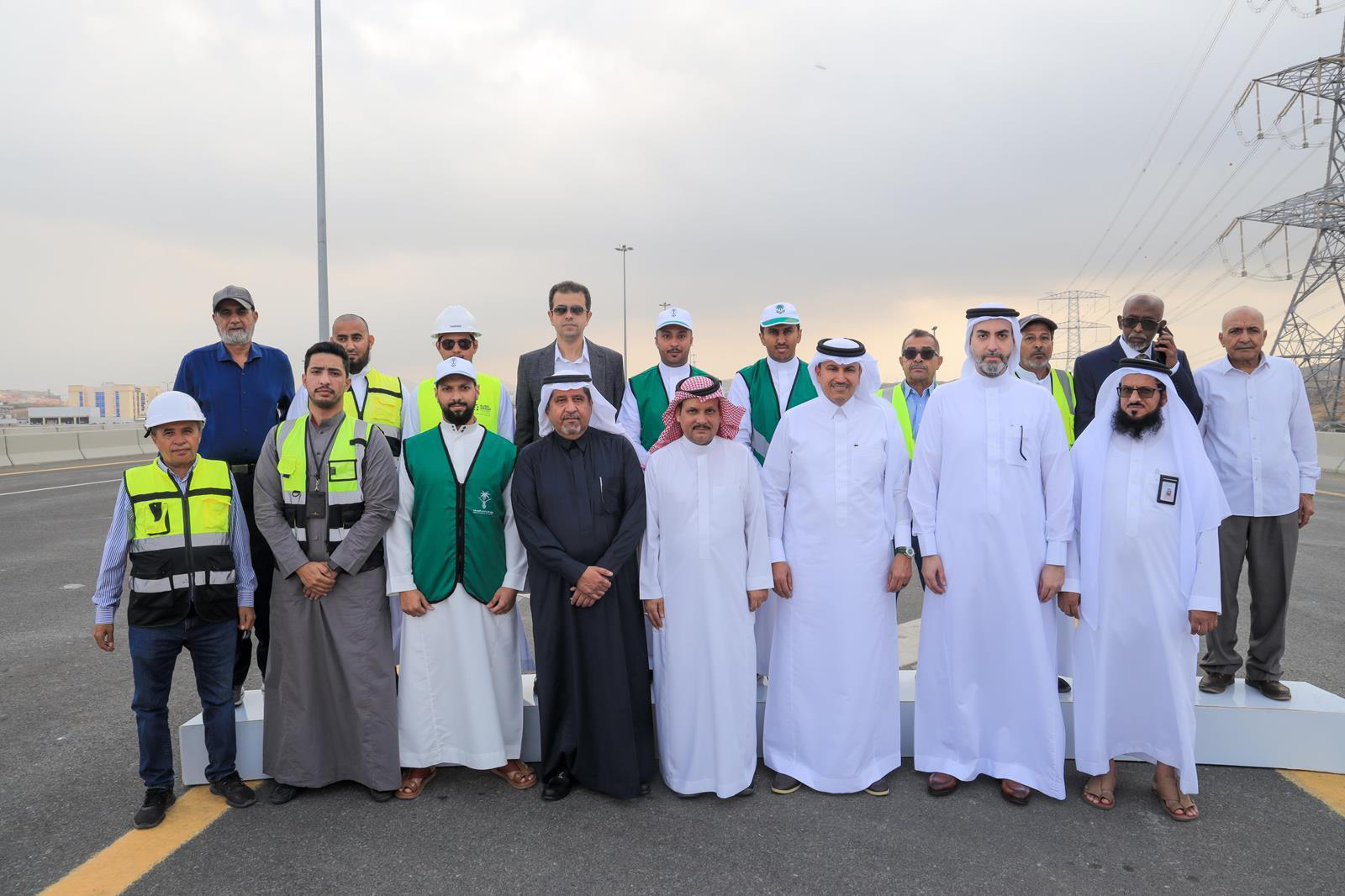 صالح الجاسر وزير النقل والخدمات اللوجستية خلال تفقده مراحل تنفيذ مشروع طريق جدة - مكة المكرمة المباشر.