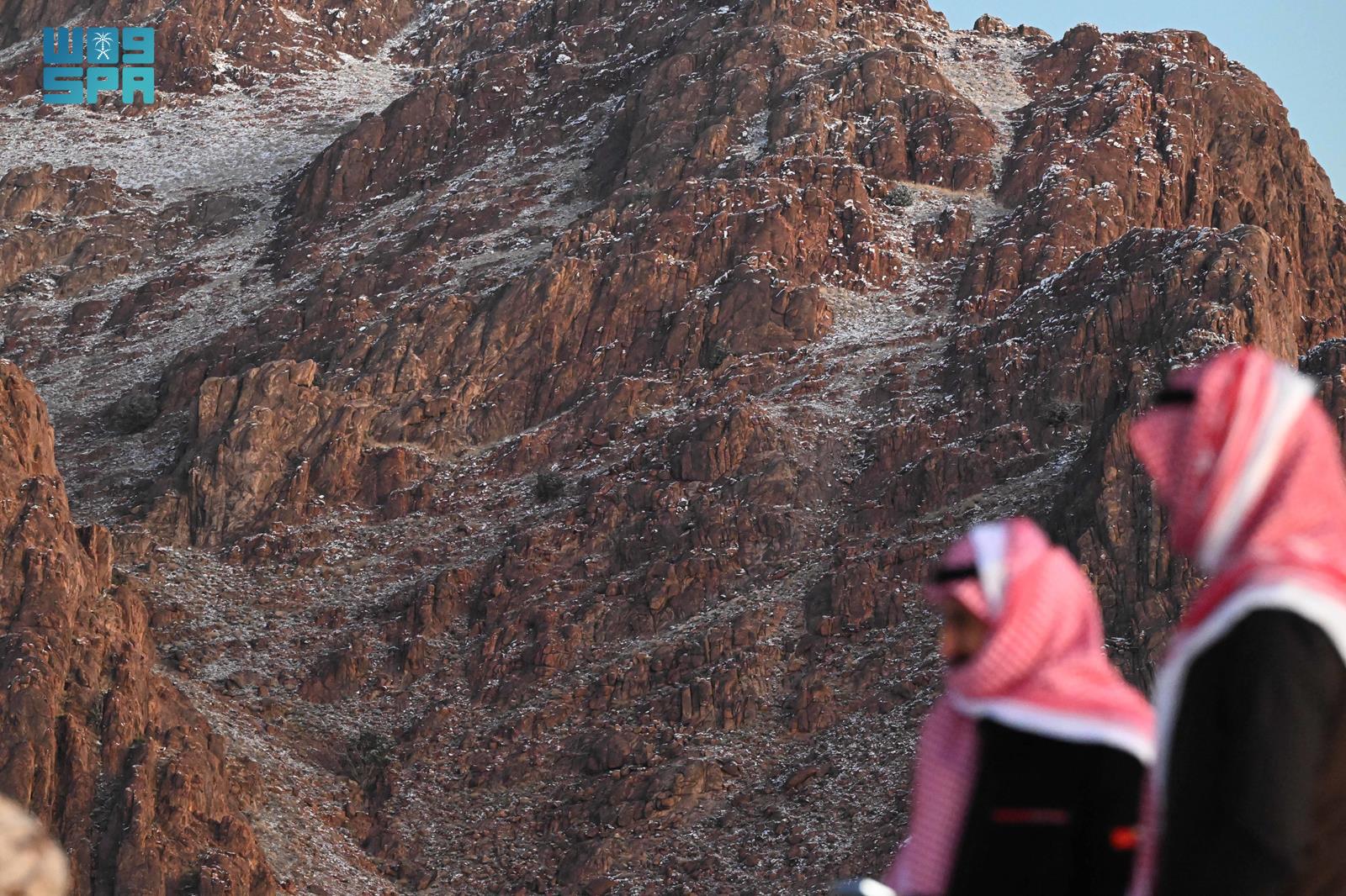 جبال اللوز في منطقة تبوك تكتسي اللون الأبيض 