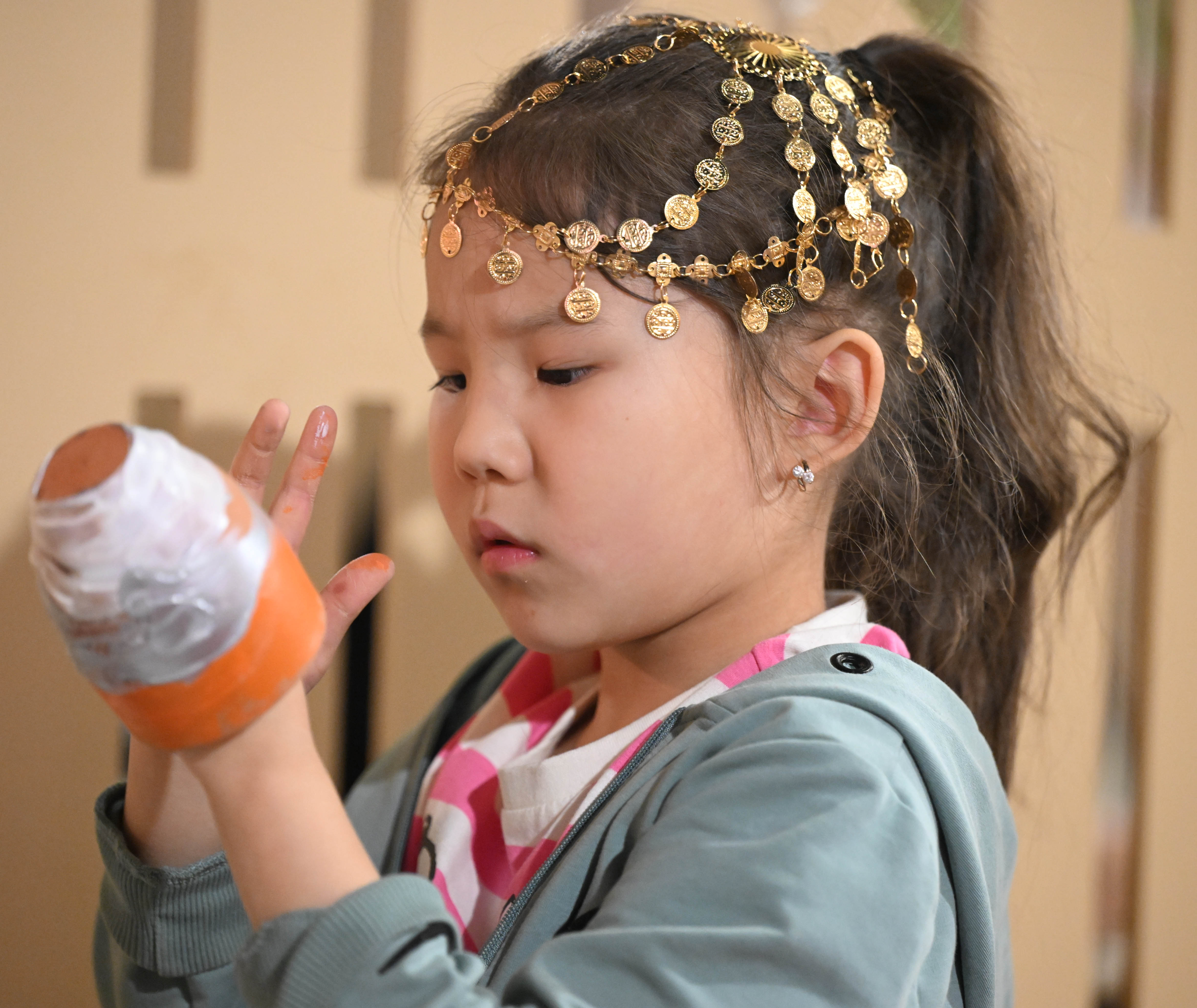 بريطانيون وإسبانيون وكازاخستانيون يحتفلون بيوم التأسيس في ساحة الكندي بحي السفارات