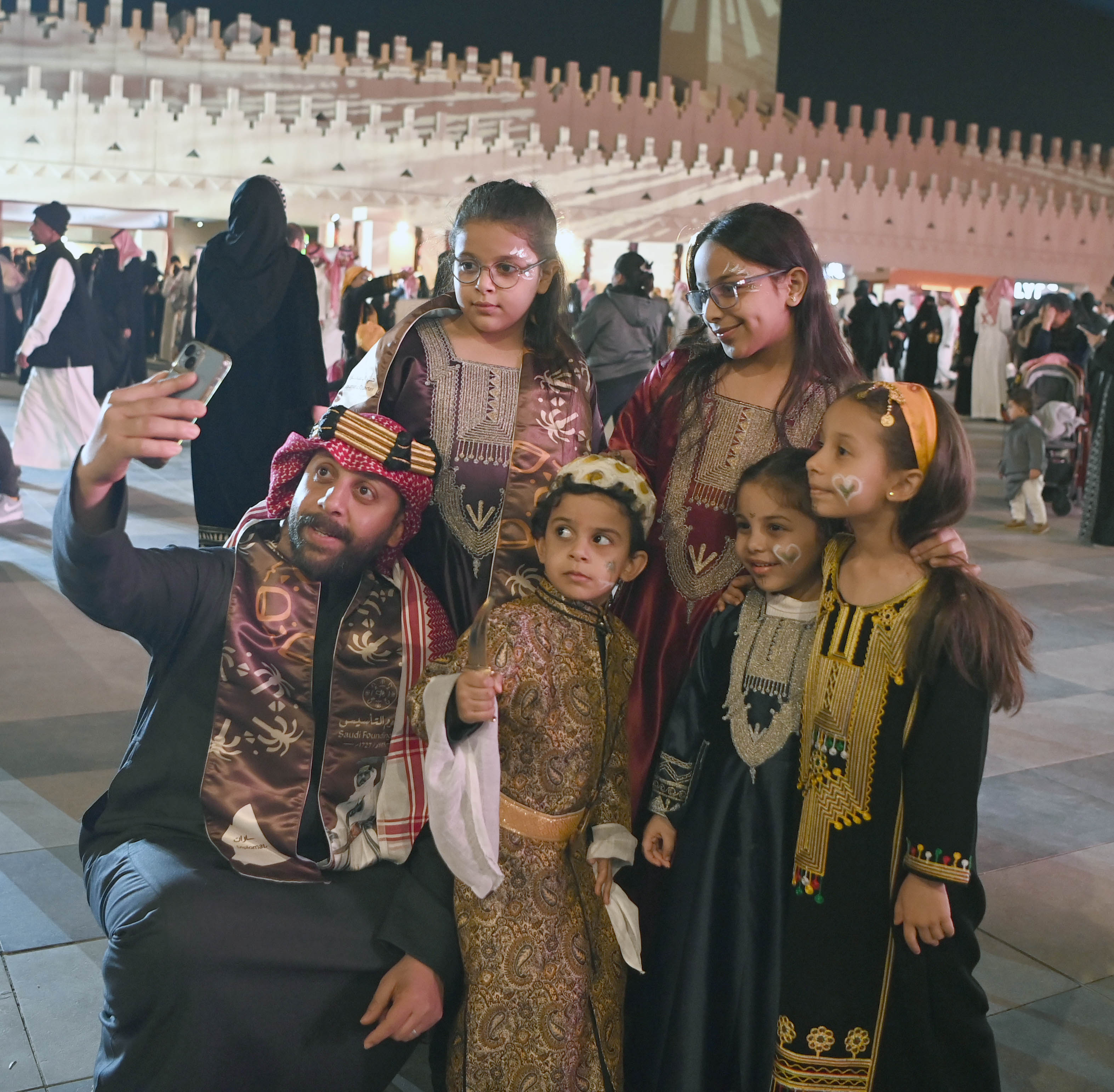 بريطانيون وإسبانيون وكازاخستانيون يحتفلون بيوم التأسيس في ساحة الكندي بحي السفارات