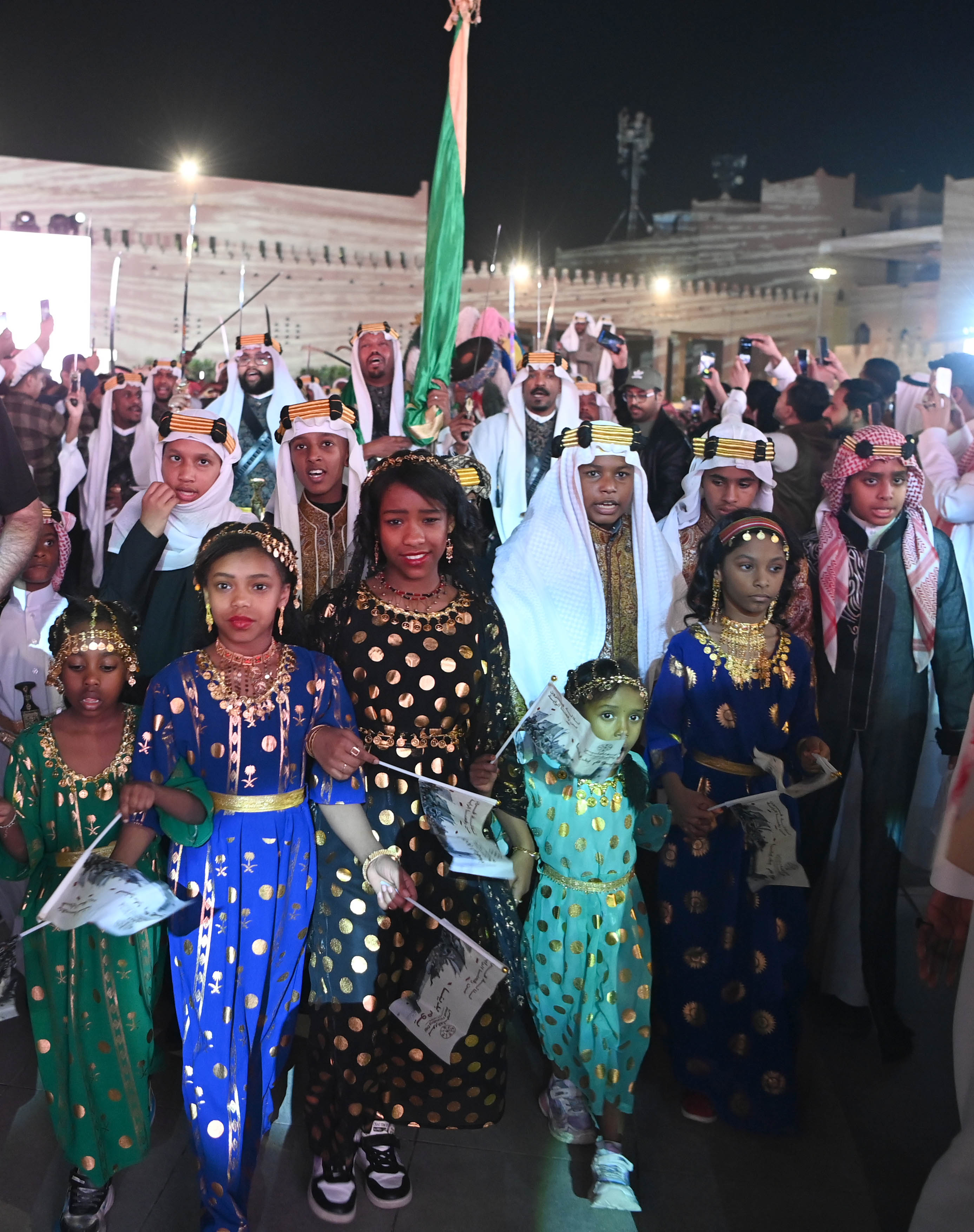 بريطانيون وإسبانيون وكازاخستانيون يحتفلون بيوم التأسيس في ساحة الكندي بحي السفارات