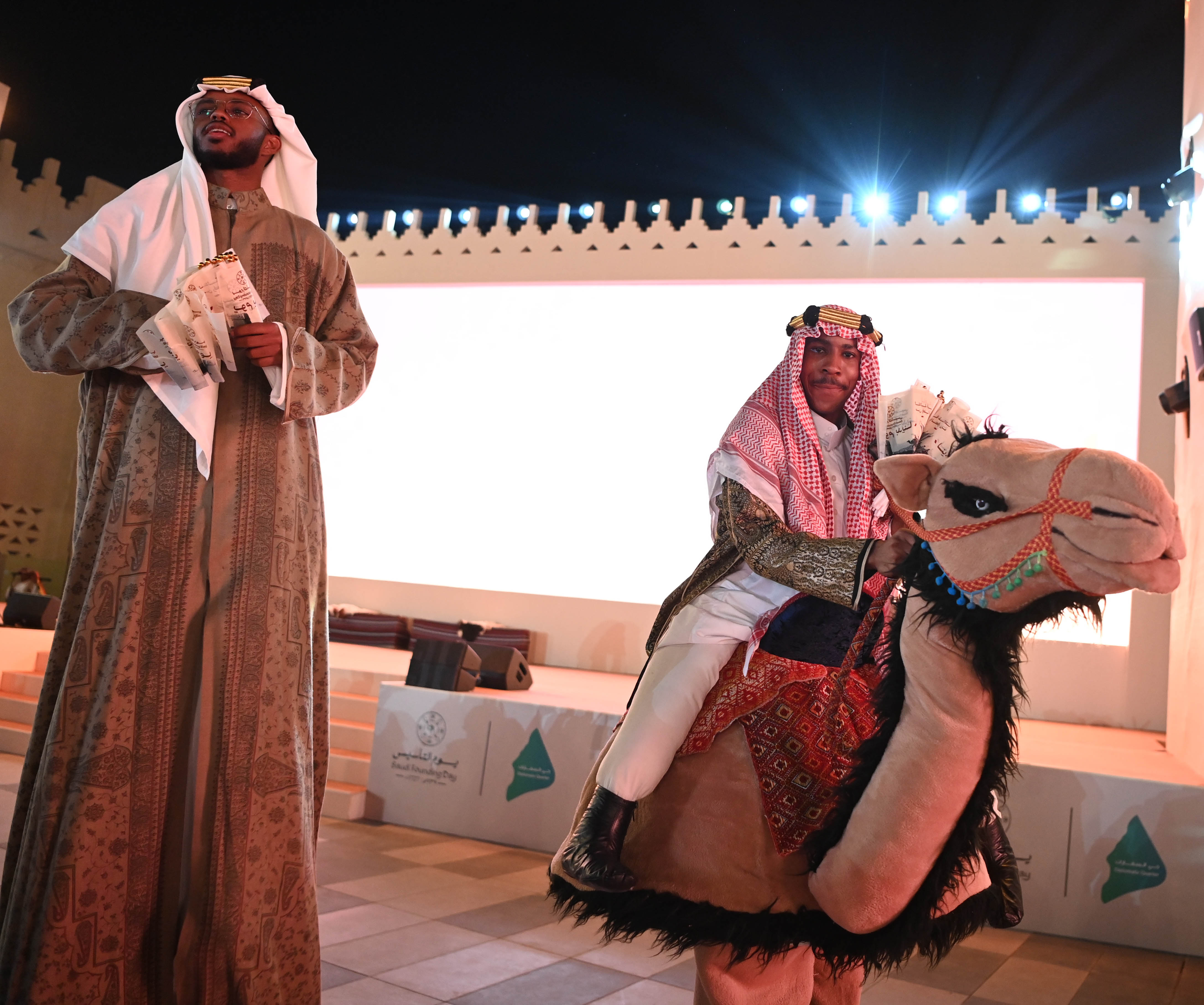 بريطانيون وإسبانيون وكازاخستانيون يحتفلون بيوم التأسيس في ساحة الكندي بحي السفارات