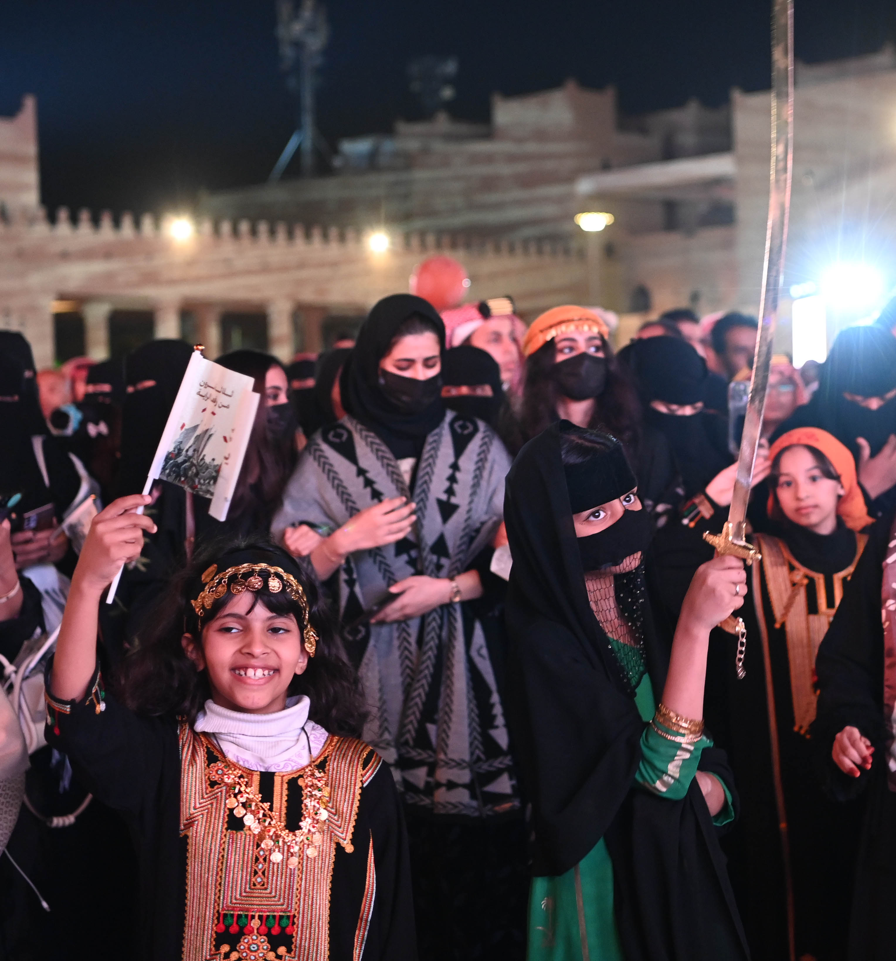 بريطانيون وإسبانيون وكازاخستانيون يحتفلون بيوم التأسيس في ساحة الكندي بحي السفارات