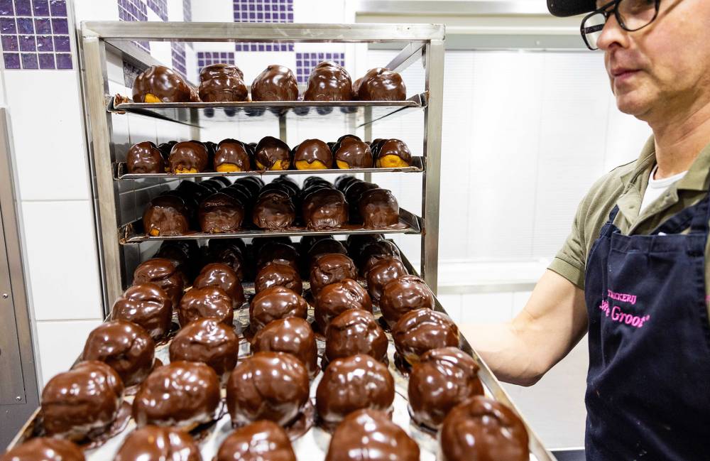 موظف يحمل صينية معجنات مغلفة بالشوكولاتة الداكنة في هولندا. "الوكالة الأوروبية للصور الصحفية"