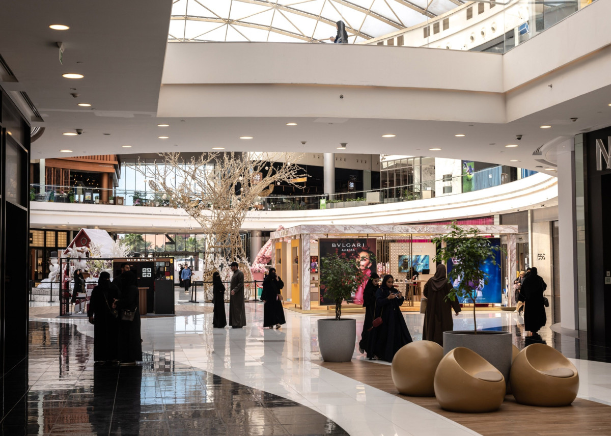 متسوقون داخل مركز "الرياض بارك" للتسوق في العاصمة السعودية الرياض، يوم 19 يناير 2023 المصدر: بلومبرغ