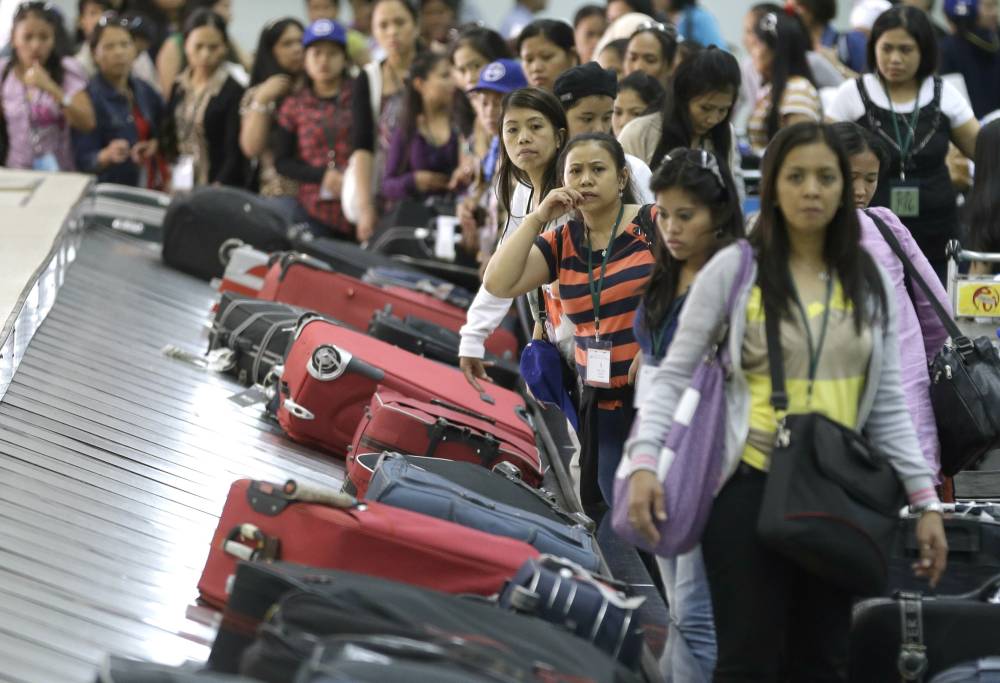 التأمين على عقود العمالة المنزلية سيسهم في تحسين سوق العمل السعودي وزيادة جاذبيته. "أ ب"