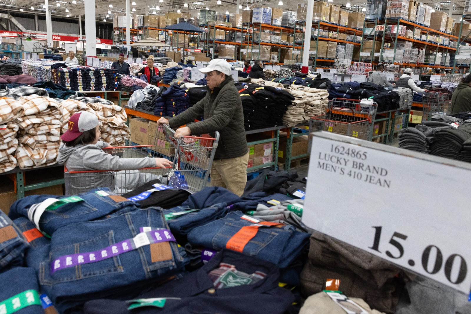 عميل يمر أمام قطع ملابس معروضة للبيع في كوستكو في واشنطن العاصمة. "إ ب أ"