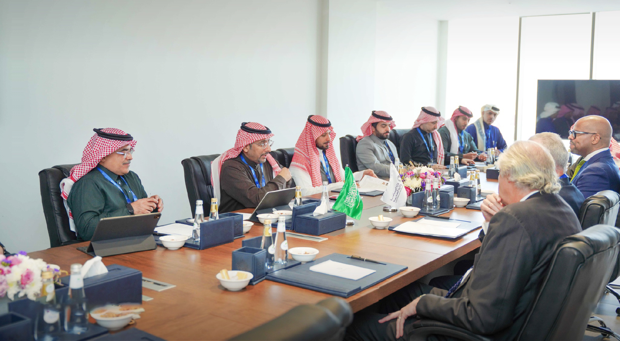 جانب من اجتماع الخريف ومسؤولي شركتي "إيرباص" و"بوينغ" لتطوير التعاون في صناعة الطيران. المصدر: "وزارة الصناعة والثروة المعدنية"