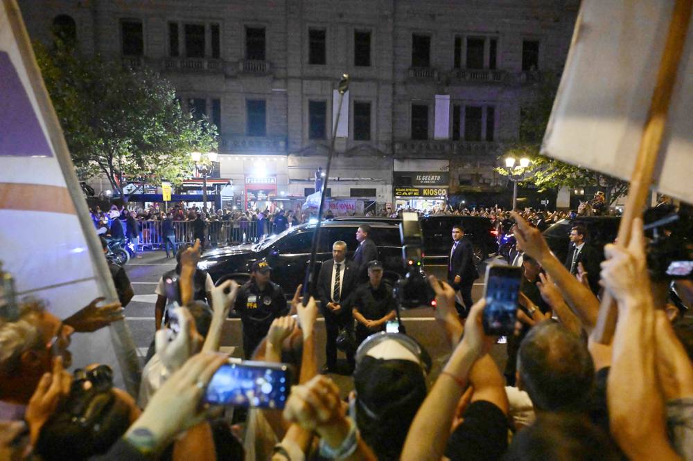 محتجون أثناء مرور موكب الرئيس الأرجنتيني خافيير مايلي نحو الكونغرس. "الفرنسية"