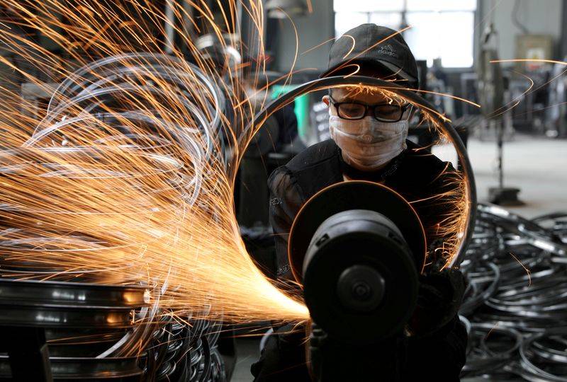 عامل بمصنع للمعدات الرياضية في الصين "رويترز"