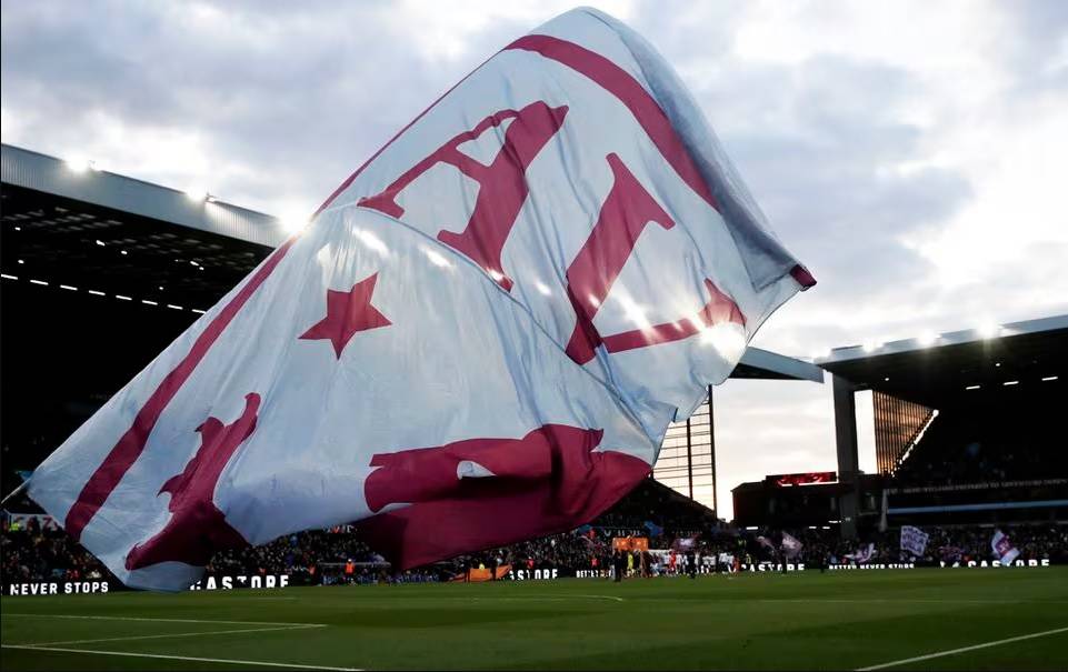 علم أستون فيلا يلوح به في مباراة بالدوري الإنجليزي. "رويترز"