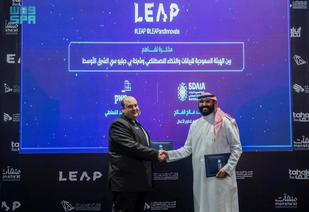 رائد الفالح الرئيس التنفيذي لتطوير الأعمال في "سدايا" وفادي القماطي المدير العام في PWC بعد توقيع الاتفاقية. "واس"