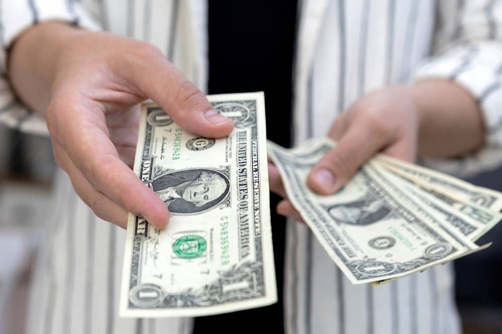 ارتفع مؤشر الدولار الأمريكي مقابل سلة من ست عملات رئيسة بنسبة 4.6 % هذا العام. «رويترز»