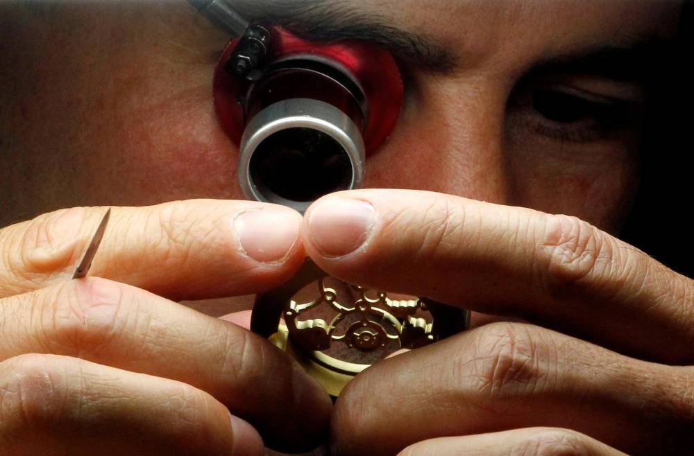 ارتبطت الريادة في صناعة الساعات الفاخرة بدولة سويسرا، فهي ثالث أهم قطاع في البلد. رويترز