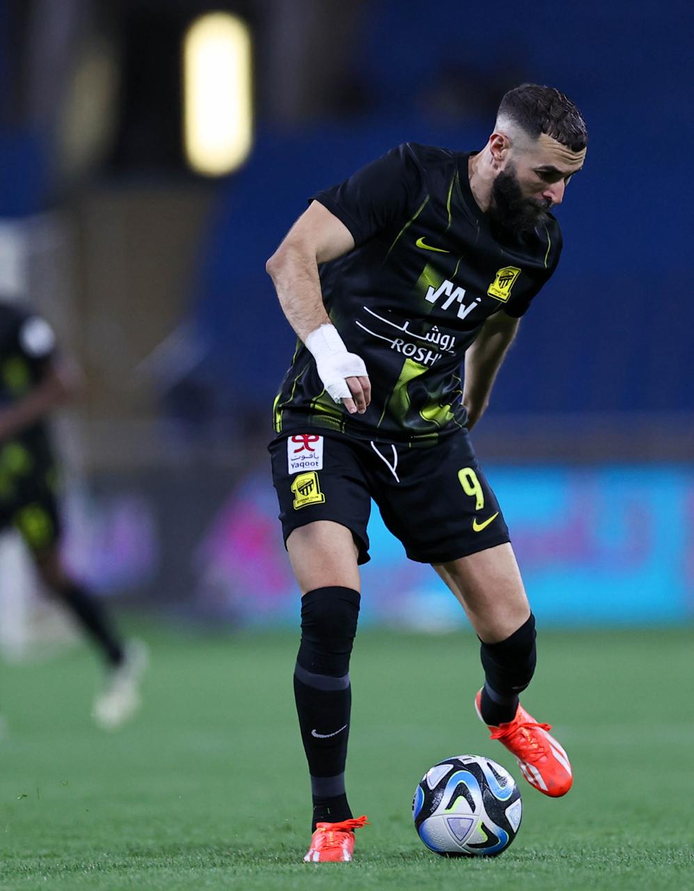 كريم بنزيمة خلال نزال الحزم. تصوير: سعد العنزي - "الاقتصادية"