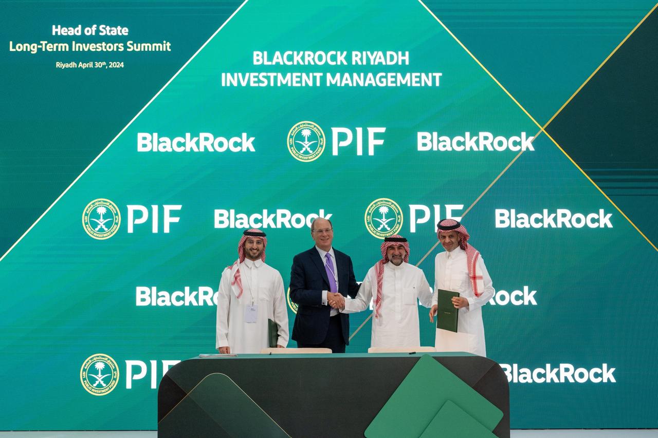 جانب من توقيع بلاك روك السعودية توقيع مذكرة تفاهم مع صندوق الاستثمارات العامة.