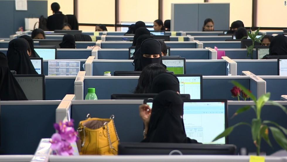 الإناث يشكلن 89 % من إجمالي "العاملين عن بعد" في السعودية بـ 140.57 ألف موظفة