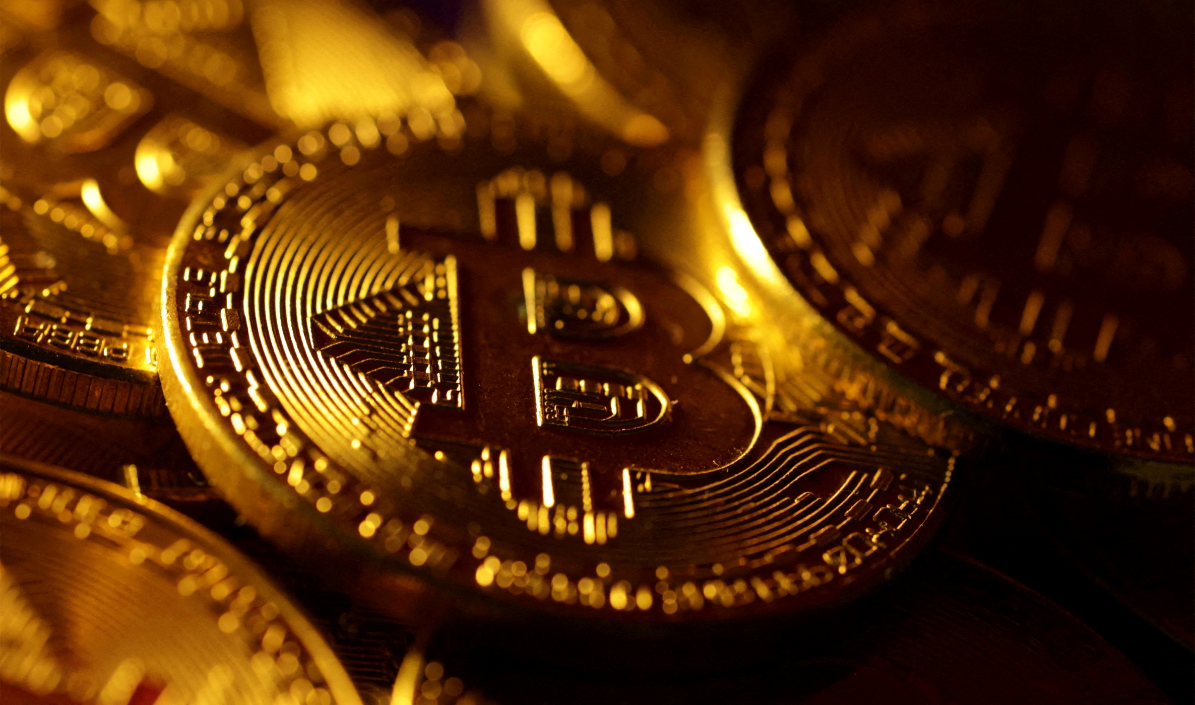 "بيتكوين" تهبط إلى ما دون 58 ألف دولار وسط ترقب لاجتماع الفيدرالي
