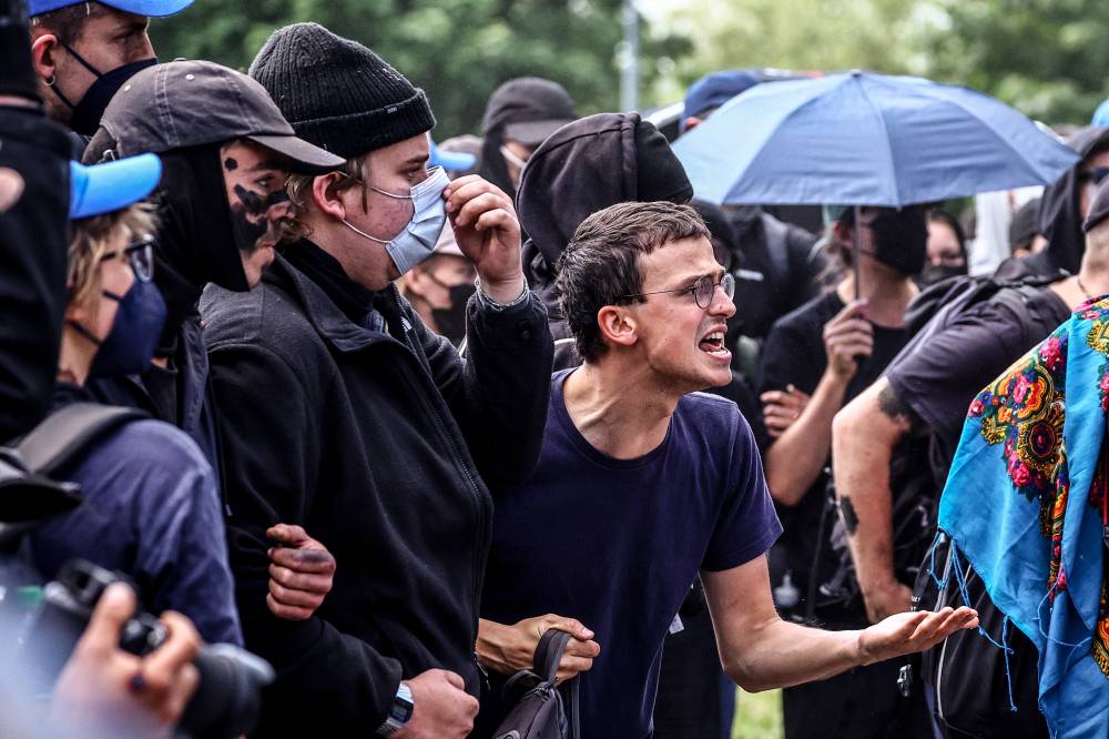 جانب من تظاهرات ضد خطط تسلا لتوسيع مصنعها للسيارات الكهربائة قرب برلين. إ ب أ