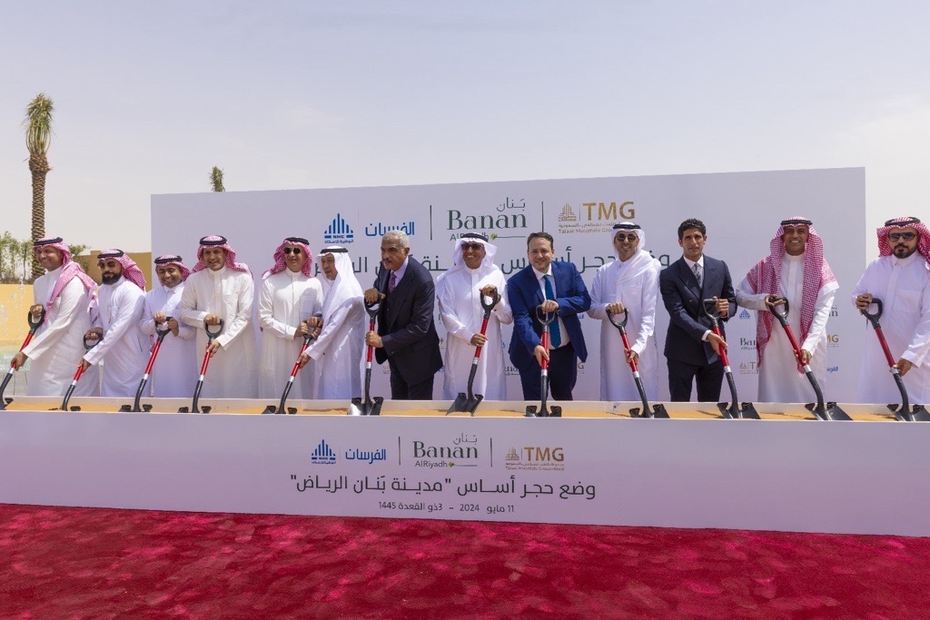 مسؤولو الشركة الوطنية للإسكان ومجموعة طلعت مصطفى، خلال وضعهم حجر أساس مشروع مدينة بَنان.