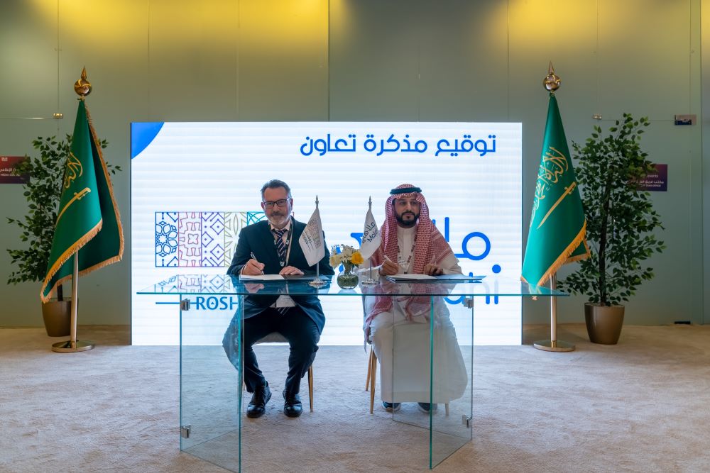 جانب من توقيع مجموعة "روشن" مذكرة تفاهم مع شركة "ملاهي". المصدر: روشن