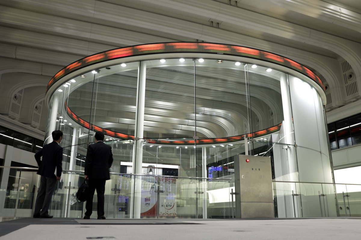 متداولون ينظرون إلى مؤشر إلكتروني في بورصة طوكيو. "بلومبرغ"