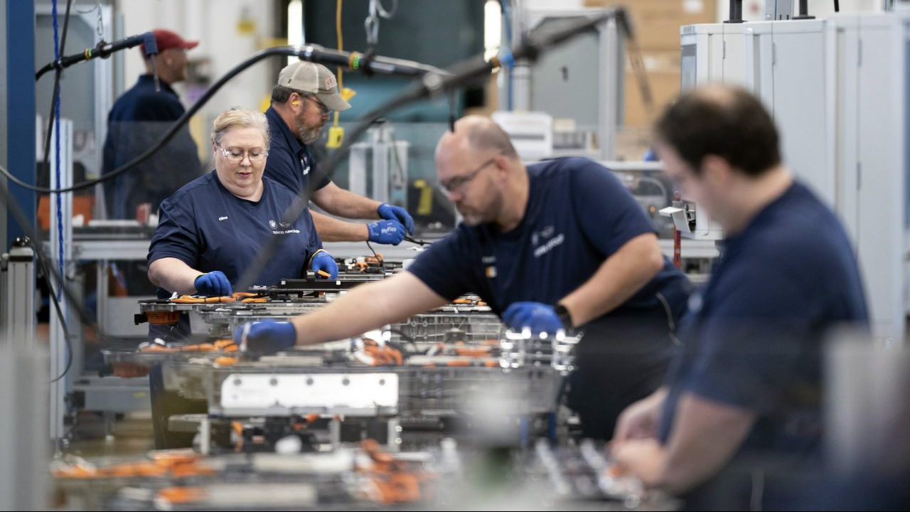 أدى تخفيف ظروف سوق العمل إلى زيادة احتمالات خفض سعر الفائدة في سبتمبر. "رويترز"