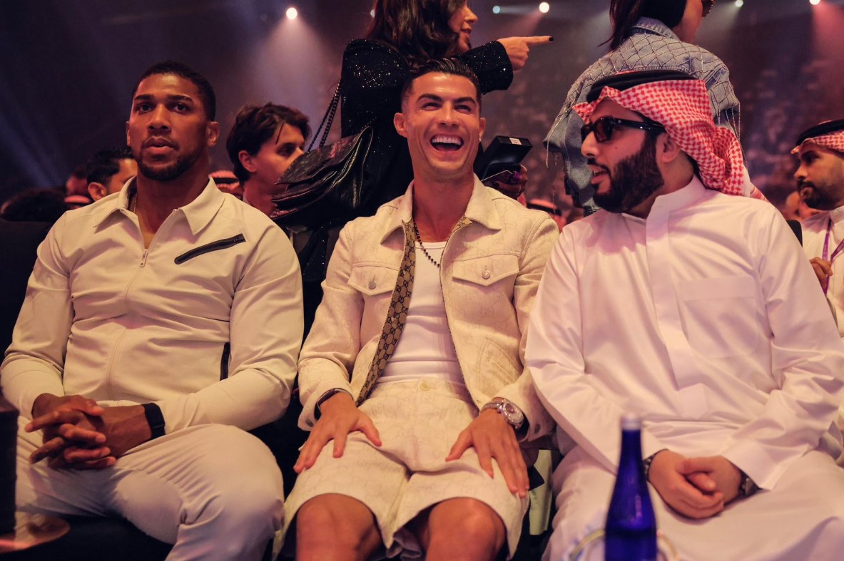 4.8 مليون ريال قيمة ساعة رونالدو في ليلة تتويج بطل «حلبة النار»